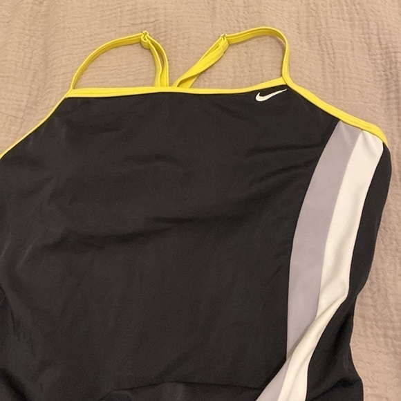 Nike one pices swimwear. Size 8 - Picture 5 of 11